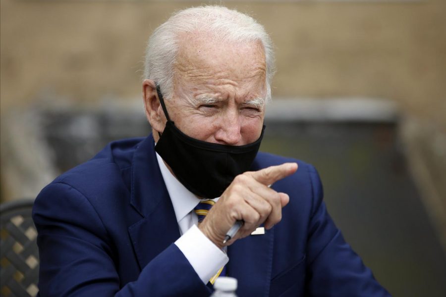 Biden wears his mask under his nose while giving a speech
