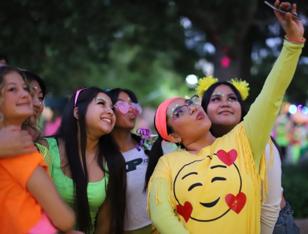 Taking a selfie, seniors Zienna Stoddard, Yubelle Punzal, Mackenzie Lopez, Isabella Abelardo, Gabriella Mendez and Merelin Martinez capture their MORP looks. 