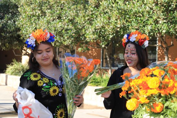 Juniors Jessica Moreno Gonzalez
and Daniela Dominquez arrange the cempasuchil flowers.